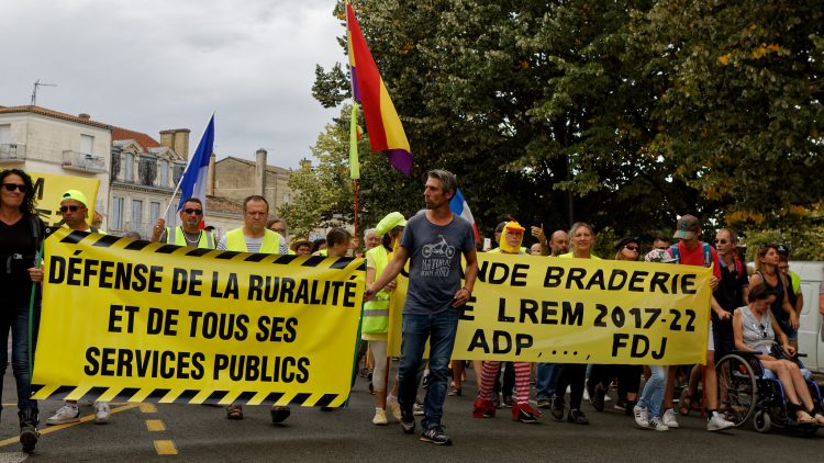 Gilets Jaunes. Marche citoyenne à Libourne en France