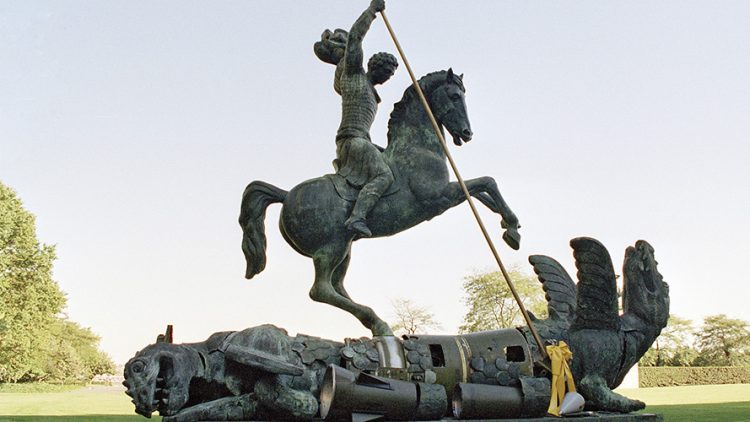 «El bien vence al mal», obra del escultor georgiano Zurab Tsereteli que representa a San Jorge y el dragón, construida con fragmentos de misiles nucleares soviéticos y estadounidenses, en los jardines de la Sede de las Naciones Unidas en Nueva York.
