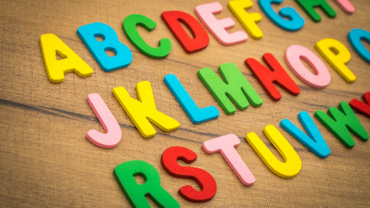 Der Sprachwissenschaftler Joachim Grzega gibt interessante Einblicke in die Welt der Sprache und wie man sie entweder als Waffe oder zur Friedensstiftung gebrauchen kann. In seinem neuen Buch "Wort-Waffen abschaffen!" zieht er auch Vergleiche zu anderen europäischen Sprachen und erklärt, wie bestimmte Begriffe zur Manipulation benutzt werden und was man dagegen tun kann.