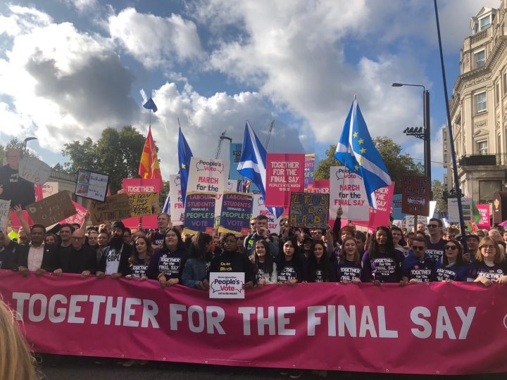 Un million de manifestants anti-Brexit marchent dans les rues de Londres pour exiger le vote du peuple