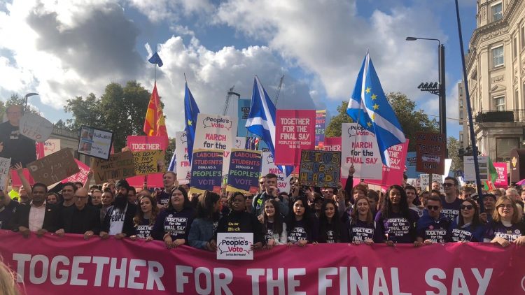 Un million de manifestants anti-Brexit marchent dans les rues de Londres pour exiger le vote du peuple