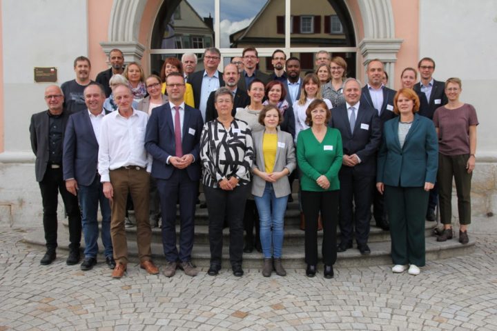 Anlässlich des 1. Treffens des Bündnisses "Städte Sicherer Häfen", zu dem 26 deutsche Städte und Kommunen gehören, wurde das Angebot der Aufnahme von in Seenot geratenen Flüchtlingen aus dem Mittelmeer bekräftigt und die Bundesregierung dazu aufgefordert, endlich den rechtlichen Rahmen dazu zu schaffen.