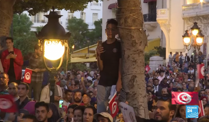 Seguidores de Kais Said celebran su elección en la avenida Habib Bourguiba en el centro de Túnez