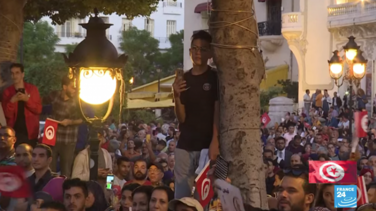 Seguidores de Kais Said celebran su elección en la avenida Habib Bourguiba en el centro de Túnez
