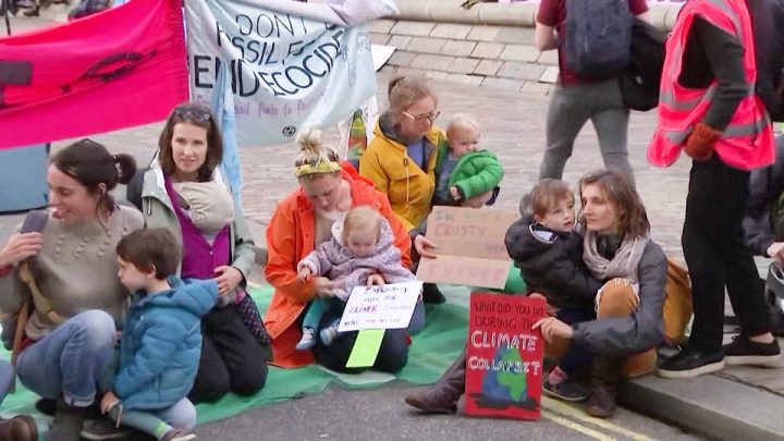 Proteste von Extinction Rebellion am Londoner Flughafen fordern Klimaschutz-Maßnahmen