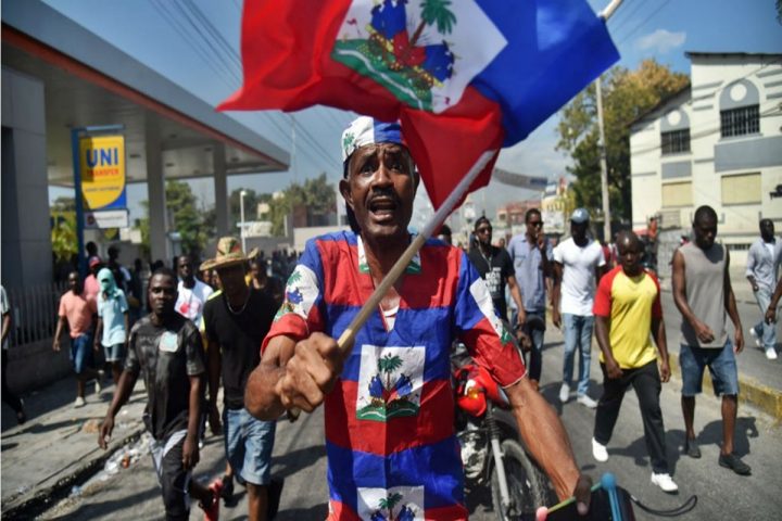 Proteste a Port-au-Prince, ottobre 2011, “Occupazione. Lunga vita Haiti sovrana.”