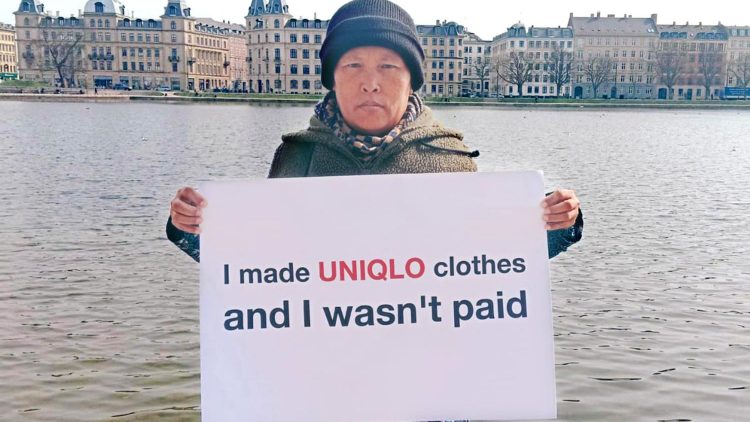 "Yo hice ropa para Uniqlo y no me pagaron", reza un cartel dentro de la campaña para exigir a la multinacional japonesa que cumpla con sus obligaciones tras el cierre de una fábrica en Indonesia.