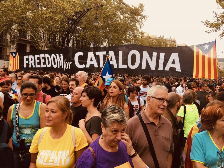 Friedliche Massendemonstrationen in Katalonien bringen 500.000 Menschen zusammen