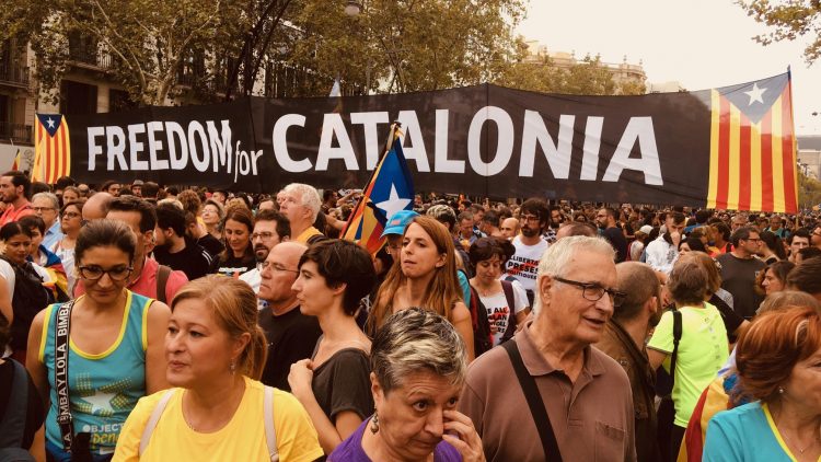 Friedliche Massendemonstrationen in Katalonien bringen 500.000 Menschen zusammen