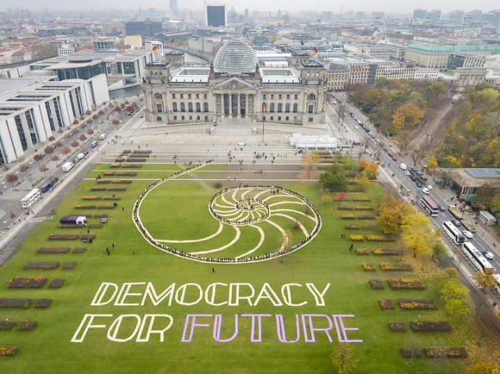 Democracy for Future: Aktion auf der Reichstagswiese des Bürgerrates Demokratie
