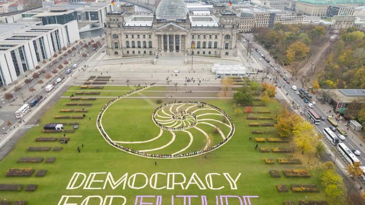 Democracy for Future: Aktion auf der Reichstagswiese des Bürgerrates Demokratie