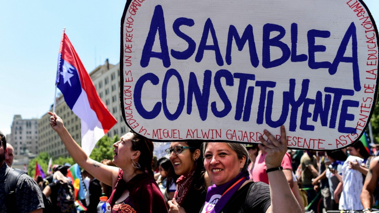 Manifestazione di fronte alla Moneda, la sede del presidente della Repubblica, a Santiago del Cile