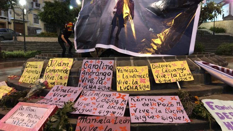 Carteles para el olvido y la memoria. Vivas Nos Queremos.