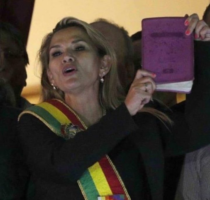 Jeañine Añez con la bibbia in mano all'entrata al Palazzo Bruciato il giorno in cui si è autoproclamata presidente