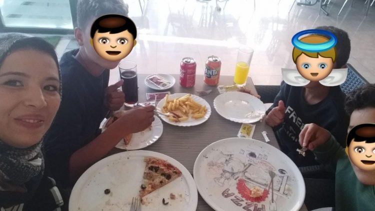 Nur Houda en un selfie con los tres niños a los que ella misma ha tapado las caras, comiendo en una pizzería tras el incidente