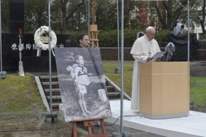 A Hiroshima et Nagasaki, le Pape François s’est insurgé contre la dissuasion nucléaire, jugeant sa logique “perverse” et “immorale”.