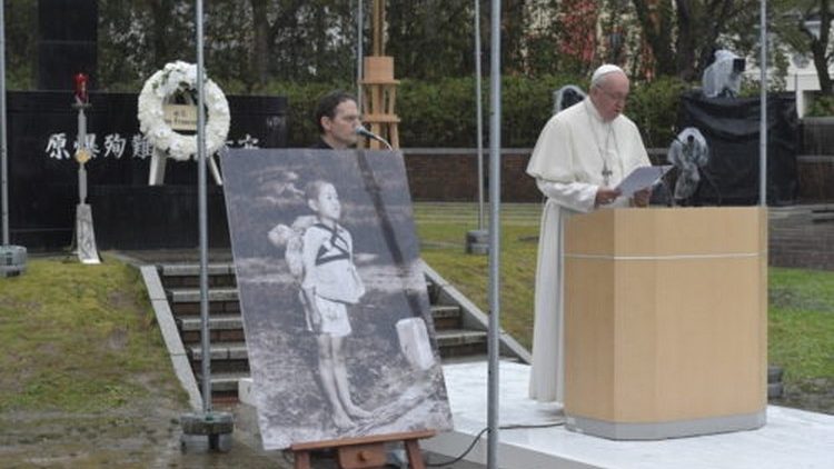 A Hiroshima et Nagasaki, le Pape François s’est insurgé contre la dissuasion nucléaire, jugeant sa logique “perverse” et “immorale”.