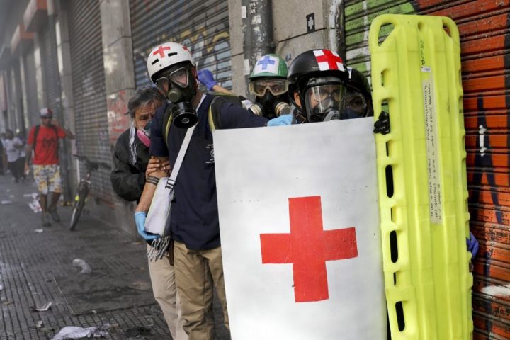 Paramedici cileni nel loro servizio durante la protesta