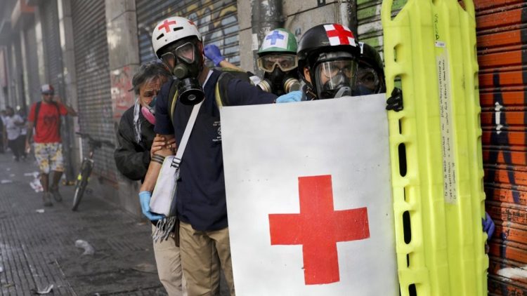 Paramedici cileni nel loro servizio durante la protesta