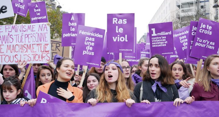 « Marée violette » sur Paris contre les violences faites aux femmes