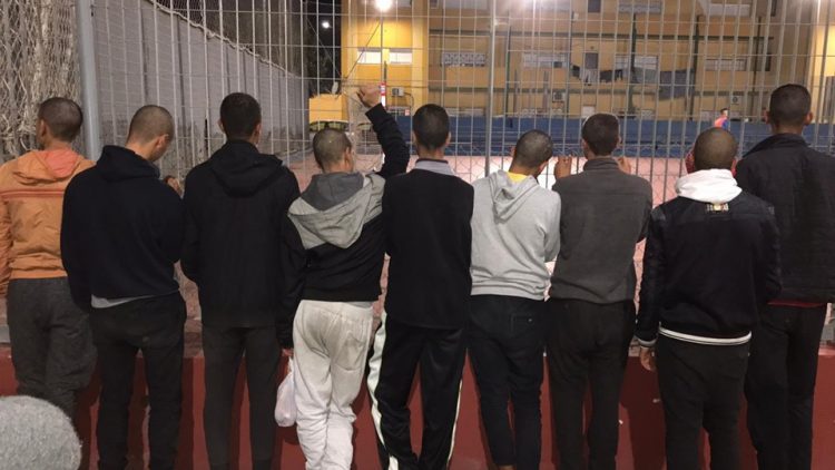 Menores a los que han rapado la cabeza a la fuerza viendo un partido de fútbol / cedida