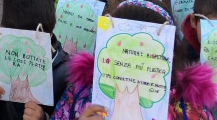Besorgte Eltern aus der ganzen Welt haben einen Aufruf an die Verhandlungsführer der COP25 in Madrid gestartet, für alle Kinder und deren Zukunft effetkive Maßnahmen zum Klimaschutz zu ergreifen. Koordiniert wurde der Aufruf von Parents For future und Our Kids Climate, unterschrieben haben 222 Eltern-Klima-Gruppen aus 27 Ländern.