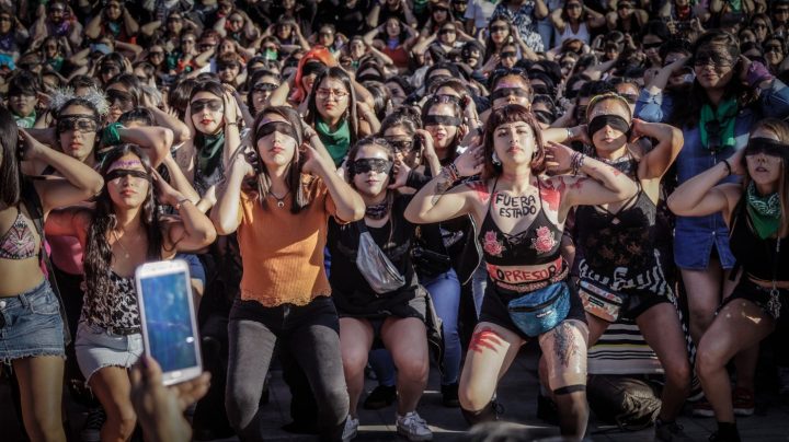 Eine feministische Performance geht um die Welt: „DER VERGEWALTIGER BIST DU!“