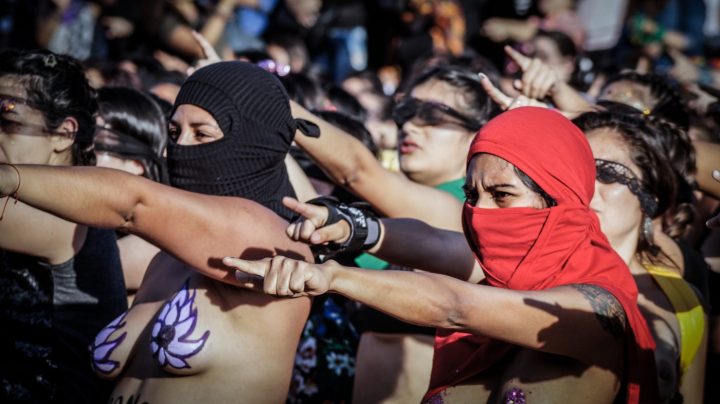 Eine feministische Performance geht um die Welt: „DER VERGEWALTIGER BIST DU!“