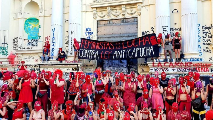 Chili. Les féministes répondent au projet anti-cagoule de Piñera