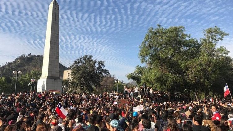 Aus den sozialen Unruhen und Protesten gegen die neoliberale Politik in Chile entsteht ein neues Bewusstsein, dass jeder Einzelne zählt und dass eine neue, bessere und gerechtere Gesellschaft möglich ist.