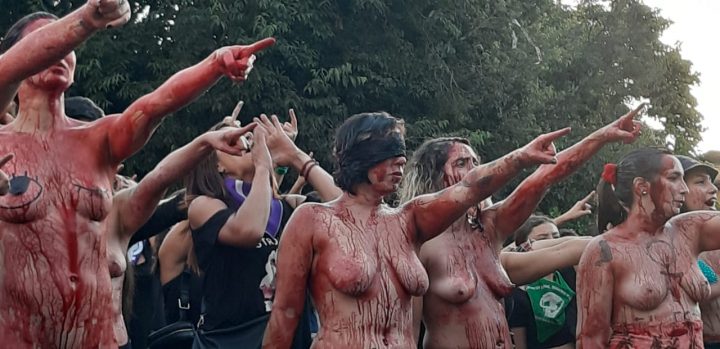 Dernière représentation en 2019 de « Un violeur sur ton chemin » à la Plaza Ñuñoa, à Santiago du Chili