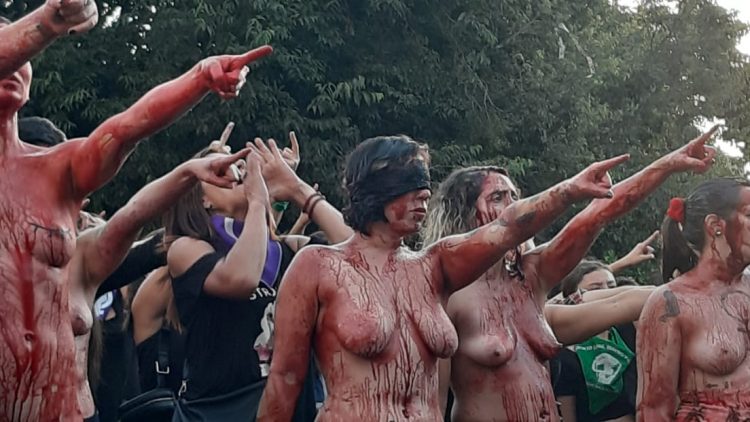 Dernière représentation en 2019 de « Un violeur sur ton chemin » à la Plaza Ñuñoa, à Santiago du Chili