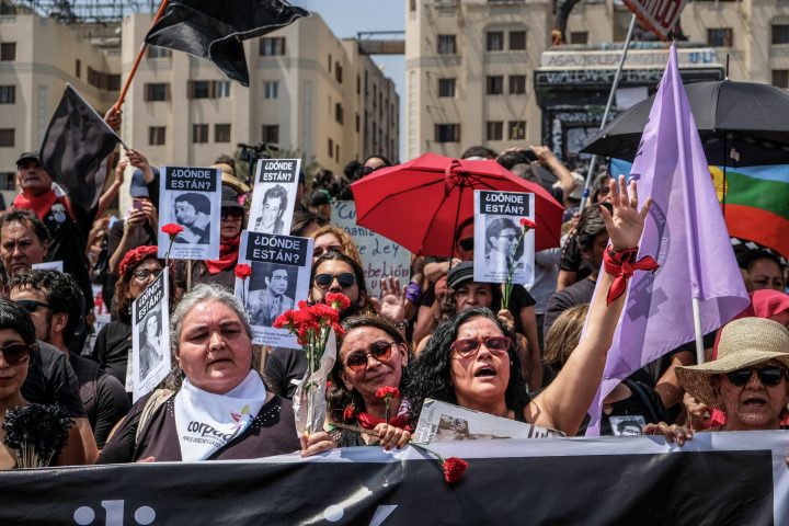 Basta repressione! Un grido nel silenzio di Santiago del Cile
