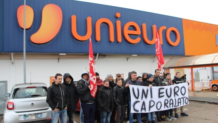 La protesta dei lavoratori in subappalto davanti a Unieuro