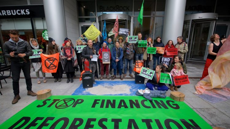 Extinction Rebellion prangert den falschen Umweltschutz von BlackRock an