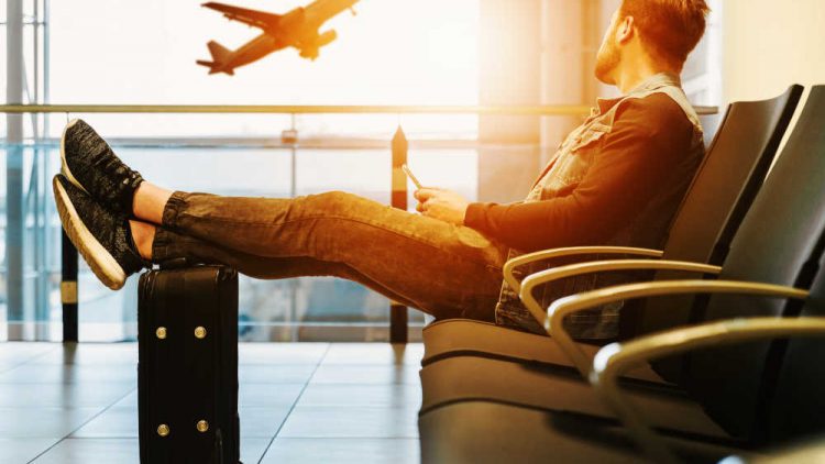uomo attente volo in aeroporto
