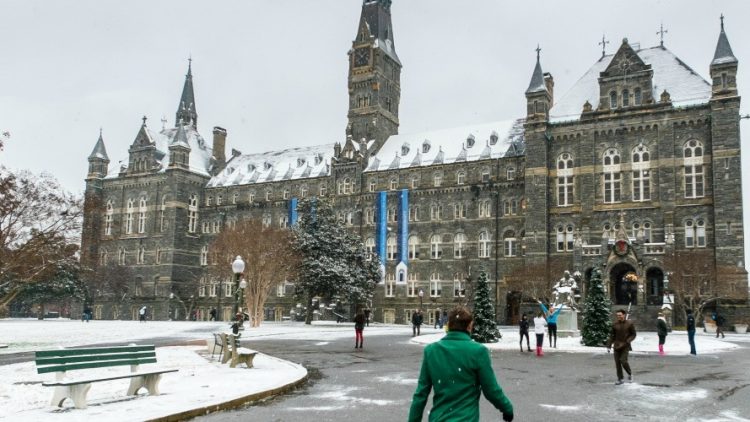 ‘Gros changement à l’horizon’ : Alors que Georgetown annonce le désinvestissement des combustibles fossiles, les étudiants américains exigent que leurs écoles suivent le mouvement