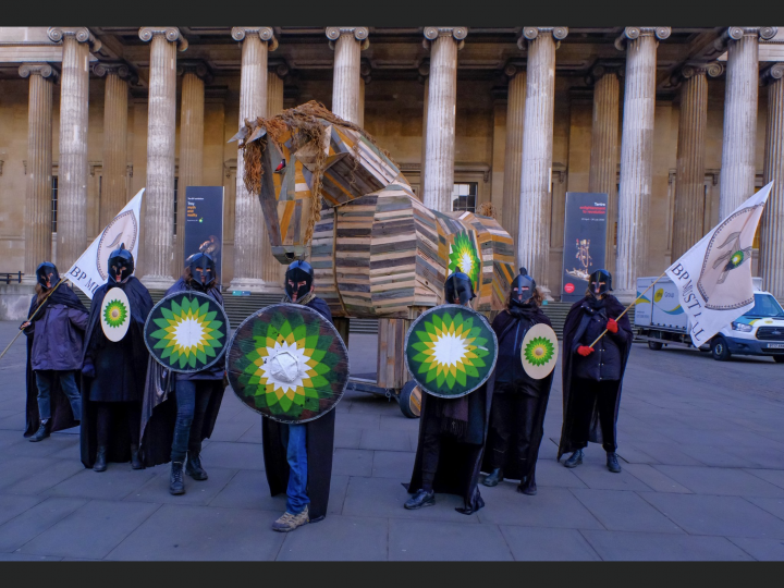 Des militants de la lutte contre le changement climatique emmènent le cheval de Troie au British Museum pour protester contre le parrainage de BP
