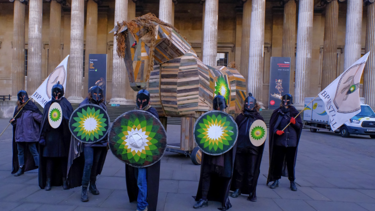 Des militants de la lutte contre le changement climatique emmènent le cheval de Troie au British Museum pour protester contre le parrainage de BP