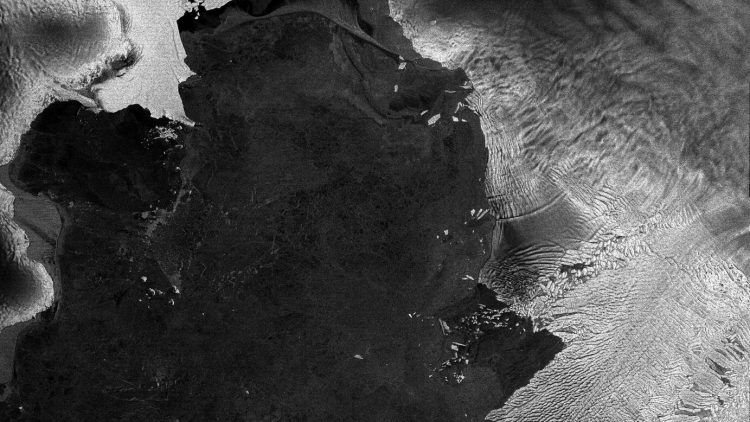 Vista desde el satélite Envisat: Pine Island (parte central de arriba) y el glaciar Thwaites (parte inferior derecha), los dos glaciares antárticos que se desplazan a mayor velocidad que cualquier otro glaciar en la Antártida. Se muestran tal y como fueron vistos el 15 de agosto de 2011 por el radar ASAR de la Agencia Espacial Europea (ESA). Un iceberg identificado como B-22A, se separó del glaciar Thwaites hace pocos años, pero se mantiene cerca como si hubiese sido anclado a un banco submarino. Este iceberg mide 80×45 km, y el tamaño de la imagen captada por Envisat es de 226×335 km.