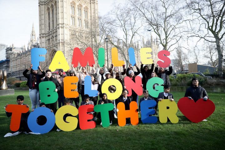 UK: Schüler reichen Petition mit 75.000 Unterschriften zur Wiedervereinigung von Flüchtlingsfamilien ein