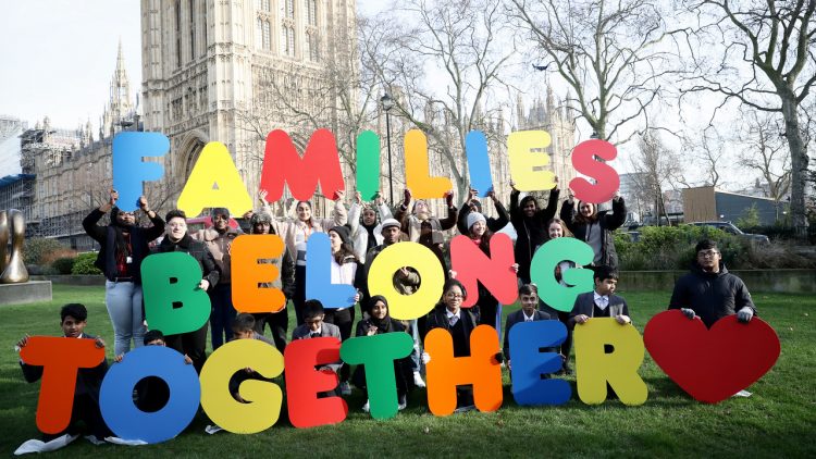 UK: Schüler reichen Petition mit 75.000 Unterschriften zur Wiedervereinigung von Flüchtlingsfamilien ein