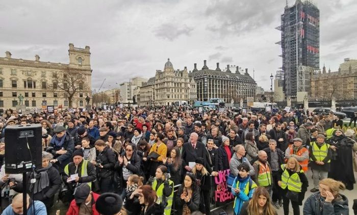 Julian Assange – Protest gegen die Auslieferung in London mit Varoufakis, Westwood & vielen mehr!