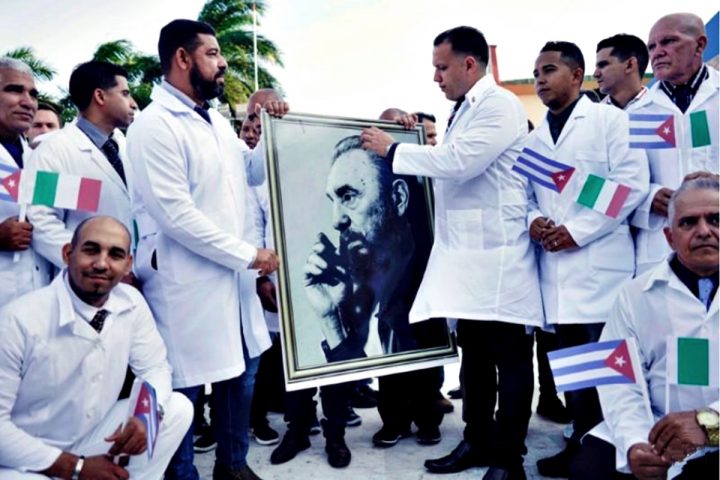 Medici cubani alla partenza dall'Havana