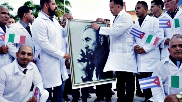 Medici cubani alla partenza dall'Havana