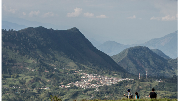 Los hermanos Jorge y Wilson Arboleda Rúa contemplan con Ana Belén, hija de Wilson, la cabecera municipal de Pueblorrico desde un terreno aledaño al sitio donde ocurrió el ataque.