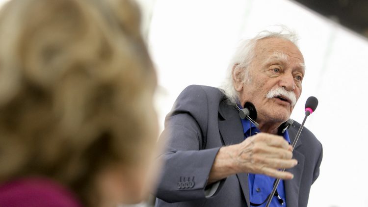 Manolis Glezos : Personnalité Eminente de gauche récompensée par le prix Lénine pour la paix, décède à l'âge de 98 ans