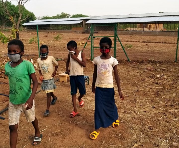 Bambini del Burkina con mascherine autoprodotte