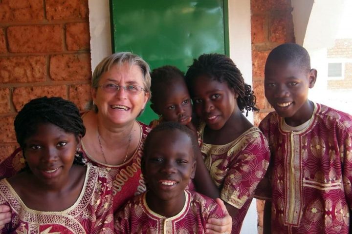 Grazia Le Mura con i bambini del Burkina