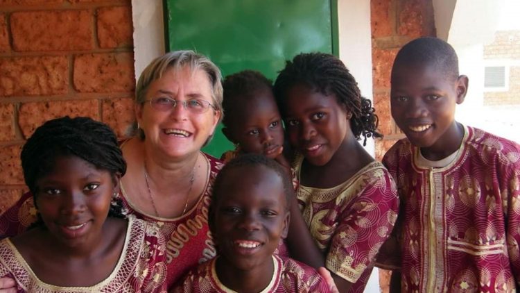 Grazia Le Mura con i bambini del Burkina